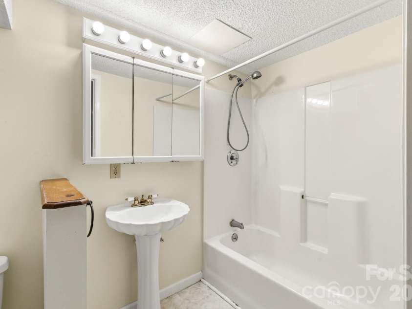 529 Alta Vista Drive, Hendersonville, NC 28791.  MLS# CAR4419901, YatesRealty ID 49743. Primary en suite