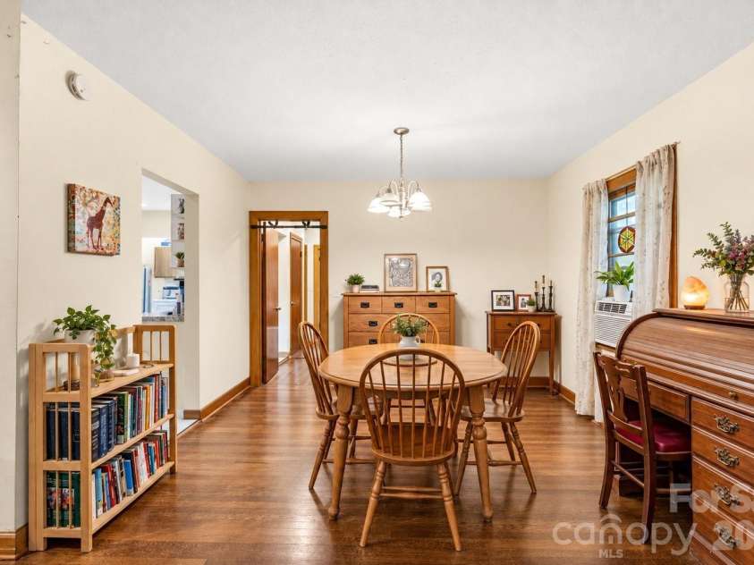 529 Alta Vista Drive, Hendersonville, NC 28791.  MLS# CAR4419901, YatesRealty ID 49743. Spacious dining area