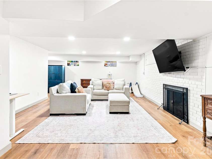 4764 Stafford Circle, Charlotte, NC 28211.  MLS# CAR4422732, YatesRealty ID 49745. 