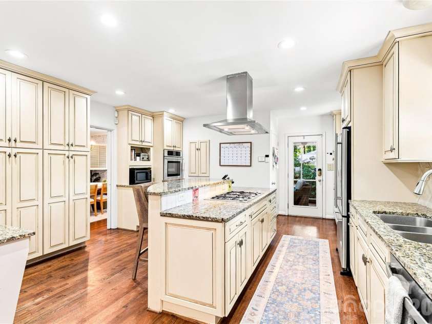 4764 Stafford Circle, Charlotte, NC 28211.  MLS# CAR4422732, YatesRealty ID 49745. 