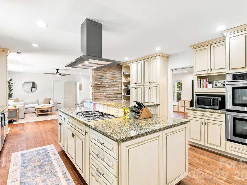 4764 Stafford Circle, Charlotte, NC 28211.  MLS# CAR4422732, YatesRealty ID 49745. 