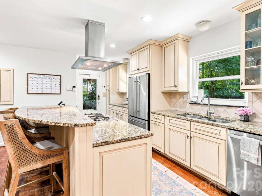4764 Stafford Circle, Charlotte, NC 28211.  MLS# CAR4422732, YatesRealty ID 49745. 