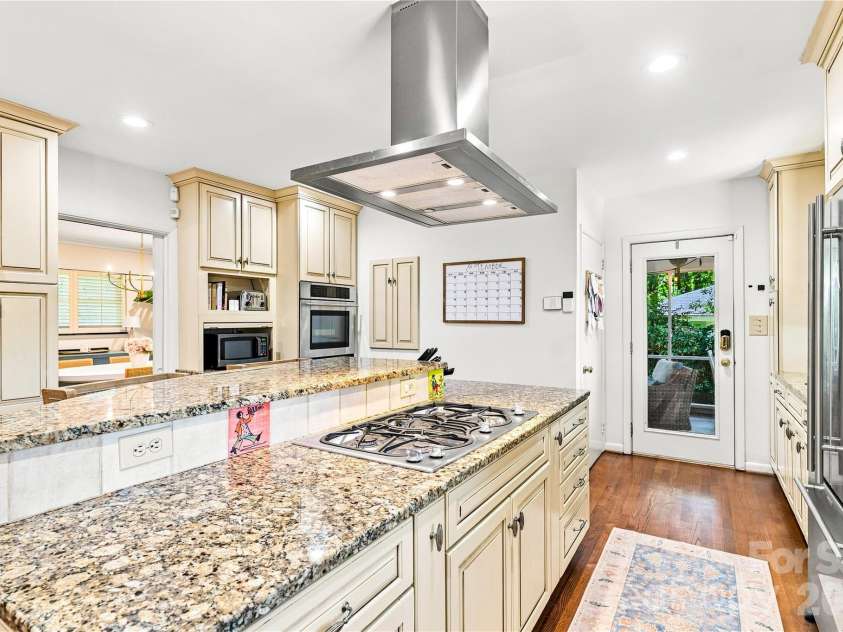 4764 Stafford Circle, Charlotte, NC 28211.  MLS# CAR4422732, YatesRealty ID 49745. 