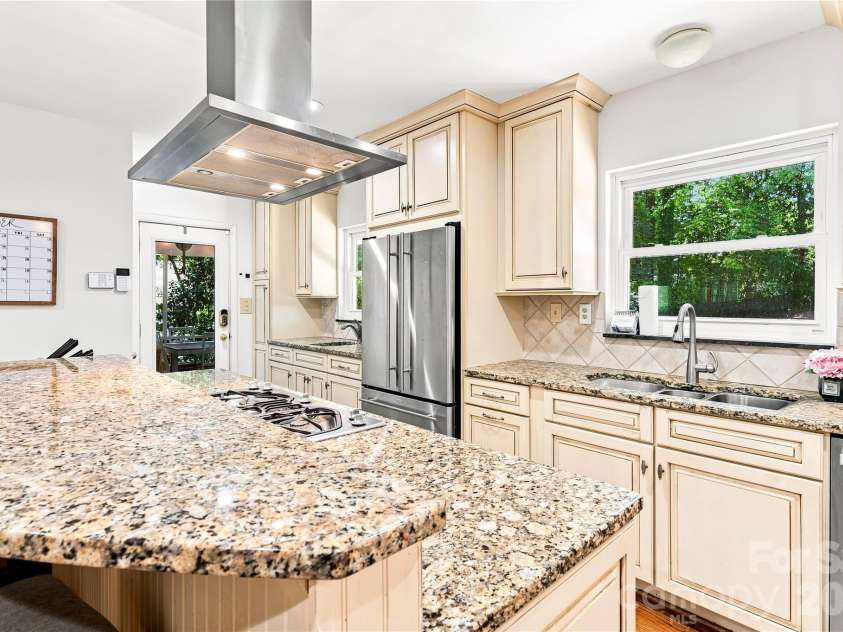 4764 Stafford Circle, Charlotte, NC 28211.  MLS# CAR4422732, YatesRealty ID 49745. 