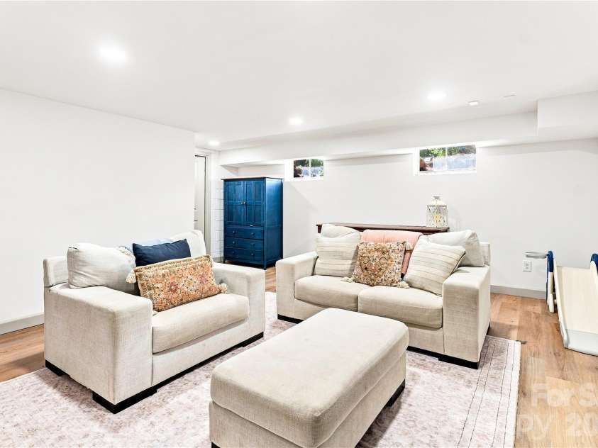 4764 Stafford Circle, Charlotte, NC 28211.  MLS# CAR4422732, YatesRealty ID 49745. 