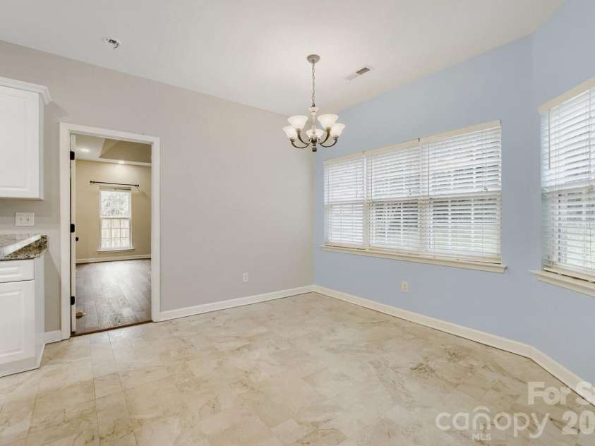 12015 Hampton Place Drive, Charlotte, NC 28269.  MLS# CAR4422407, YatesRealty ID 49747. Breakfast Area