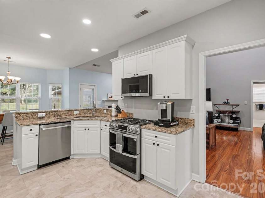 12015 Hampton Place Drive, Charlotte, NC 28269.  MLS# CAR4422407, YatesRealty ID 49747. Kitchen - Gas Range
