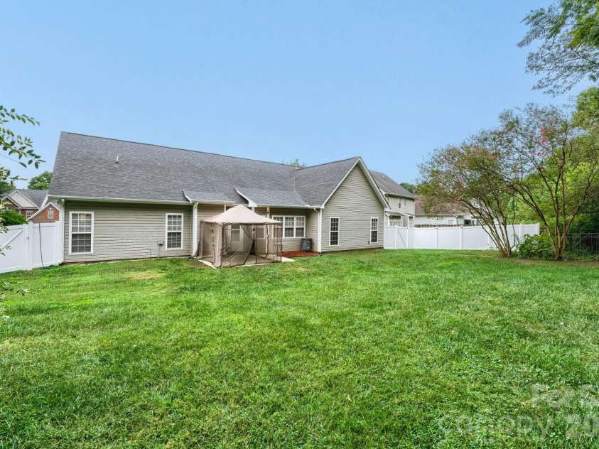 12015 Hampton Place Drive, Charlotte, NC 28269.  MLS# CAR4422407, YatesRealty ID 49747. Large/Flat Lot