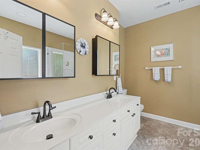 12015 Hampton Place Drive, Charlotte, NC 28269.  MLS# CAR4422407, YatesRealty ID 49747. Primary Bath
