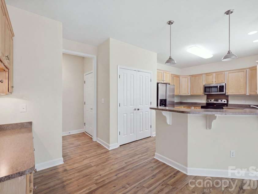 14724 Beatties Ford Road, Huntersville, NC 28078.  MLS# CAR4422428, YatesRealty ID 49748. Beautiful kitchen featuring a dedicated desk area and ample workspace.