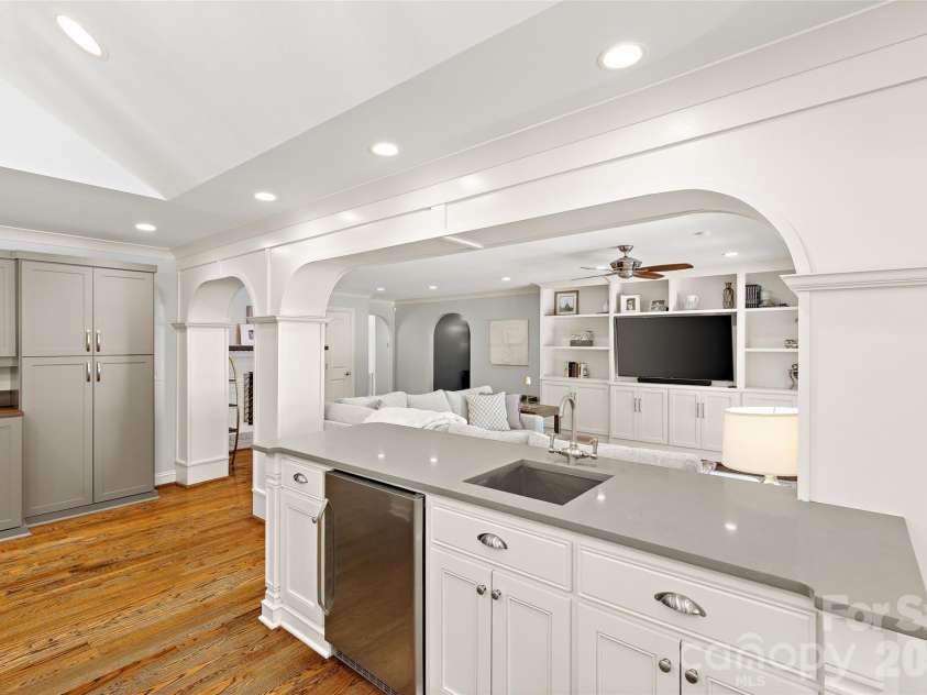 3615 Pickwick Lane, Charlotte, NC 28211.  MLS# CAR4422297, YatesRealty ID 49753. 
