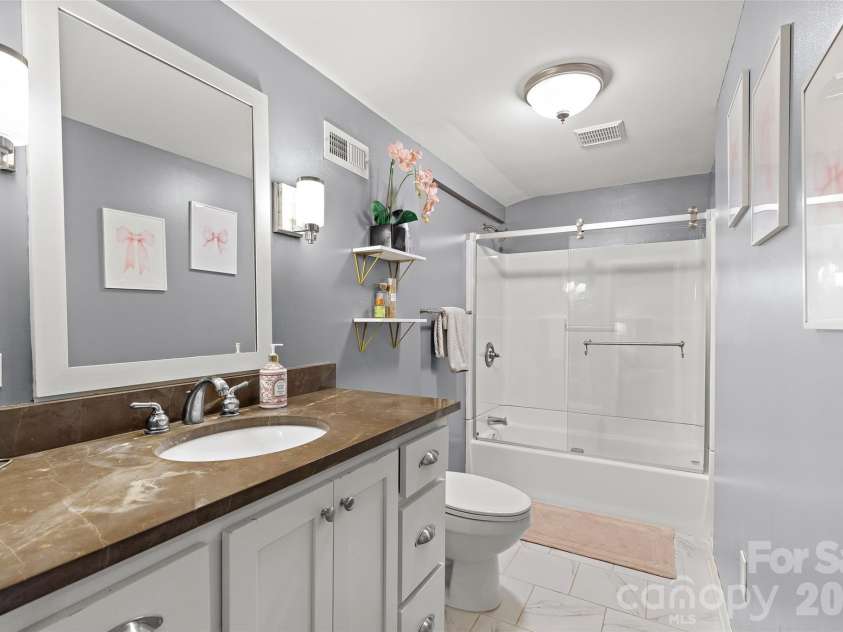 3615 Pickwick Lane, Charlotte, NC 28211.  MLS# CAR4422297, YatesRealty ID 49753. 