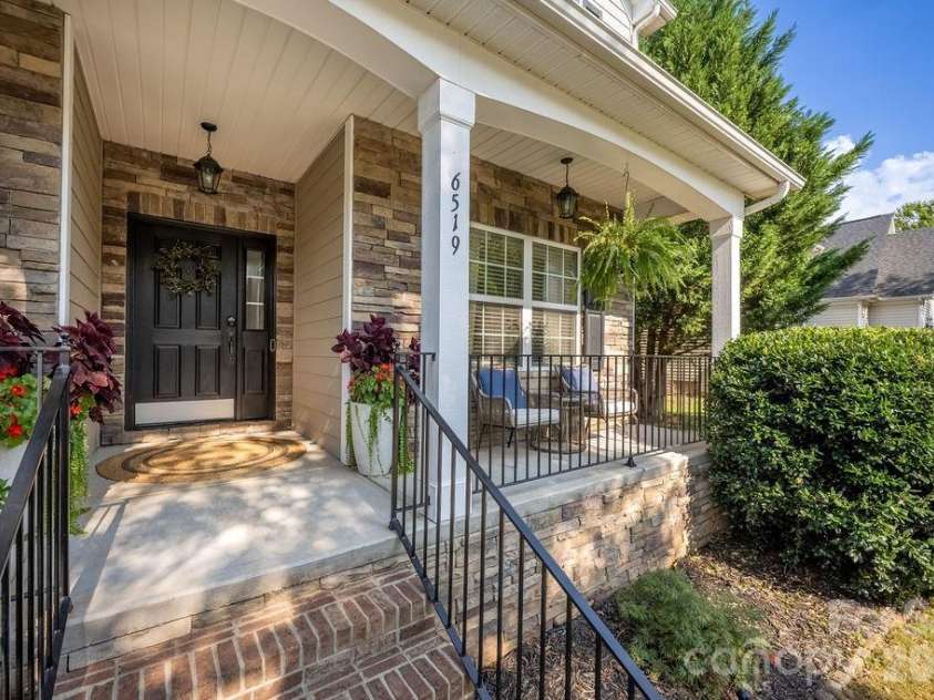 6519 Olmsford Drive, Huntersville, NC 28078.  MLS# CAR4422196, YatesRealty ID 49756. 
