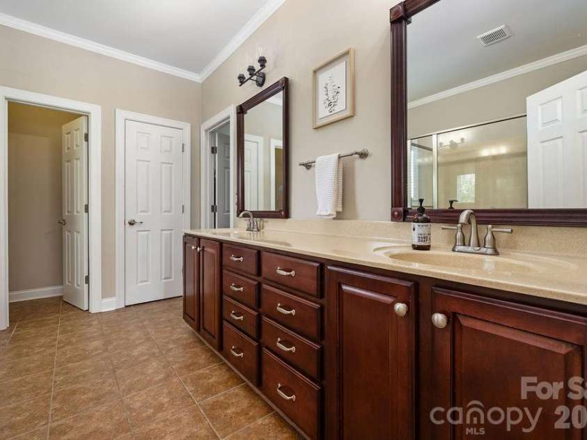6519 Olmsford Drive, Huntersville, NC 28078.  MLS# CAR4422196, YatesRealty ID 49756. 