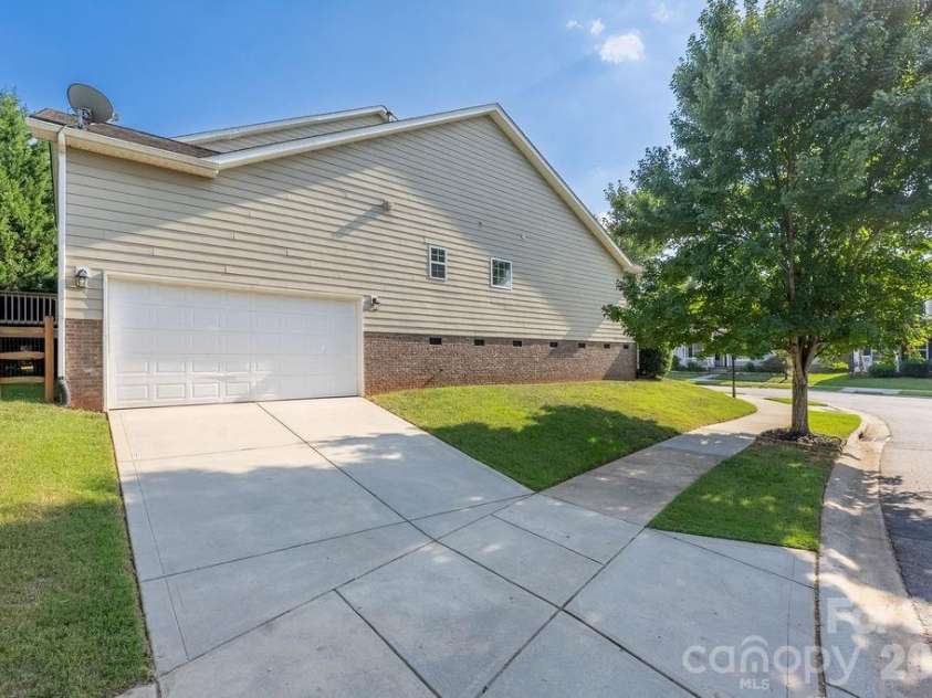 6519 Olmsford Drive, Huntersville, NC 28078.  MLS# CAR4422196, YatesRealty ID 49756. 