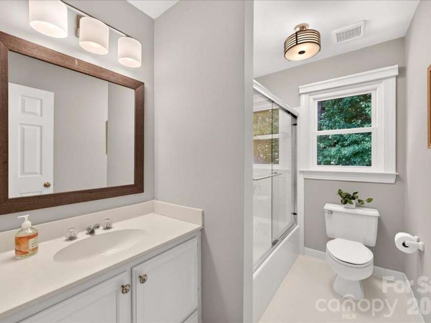 2424 Hartmill Court, Charlotte, NC 28226.  MLS# CAR4422226, YatesRealty ID 49759. Bath