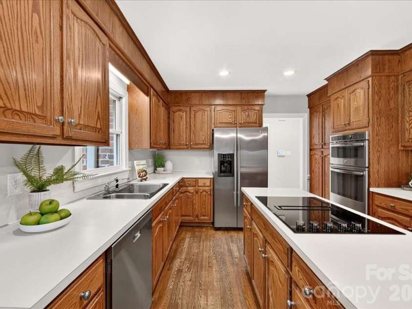 2424 Hartmill Court, Charlotte, NC 28226.  MLS# CAR4422226, YatesRealty ID 49759. Kitchen