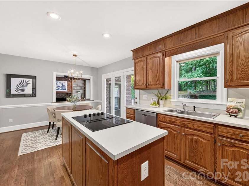 2424 Hartmill Court, Charlotte, NC 28226.  MLS# CAR4422226, YatesRealty ID 49759. Kitchen