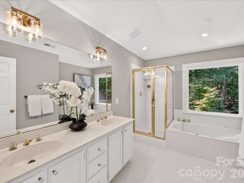 2424 Hartmill Court, Charlotte, NC 28226.  MLS# CAR4422226, YatesRealty ID 49759. Primary Bath