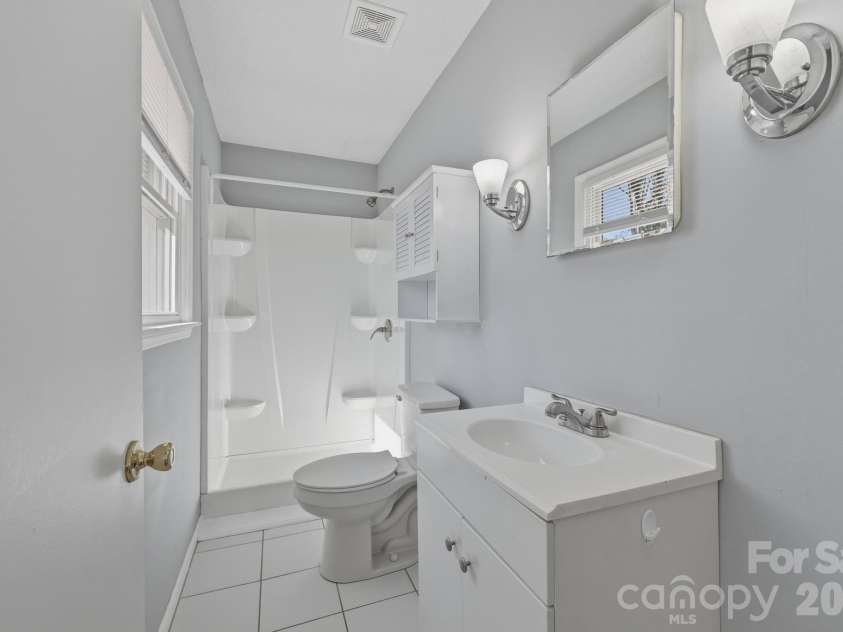 1230 18th Avenue, Hickory, NC 28601.  MLS# CAR4335635, YatesRealty ID 4976. Primary Bath