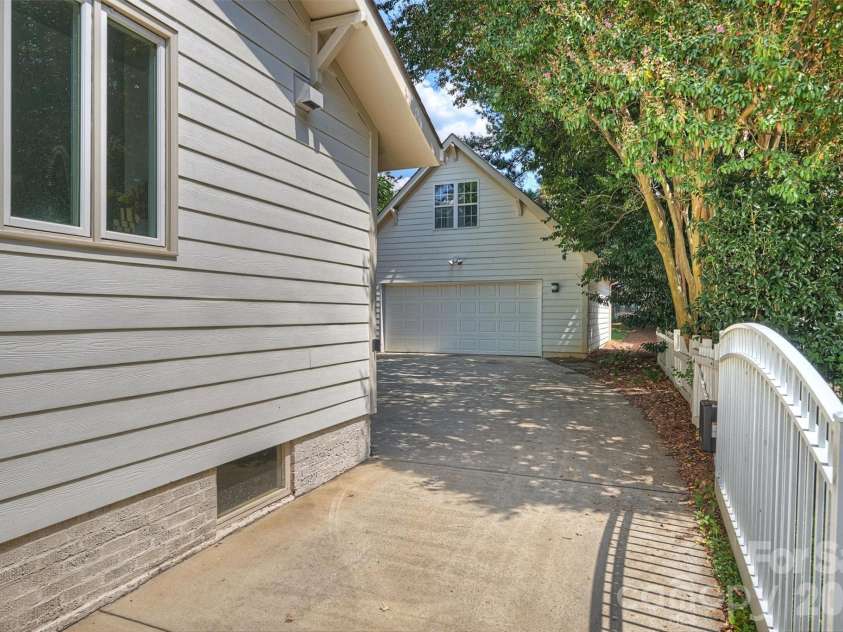 1518 Pecan Avenue, Charlotte, NC 28205.  MLS# CAR4422072, YatesRealty ID 49761. 