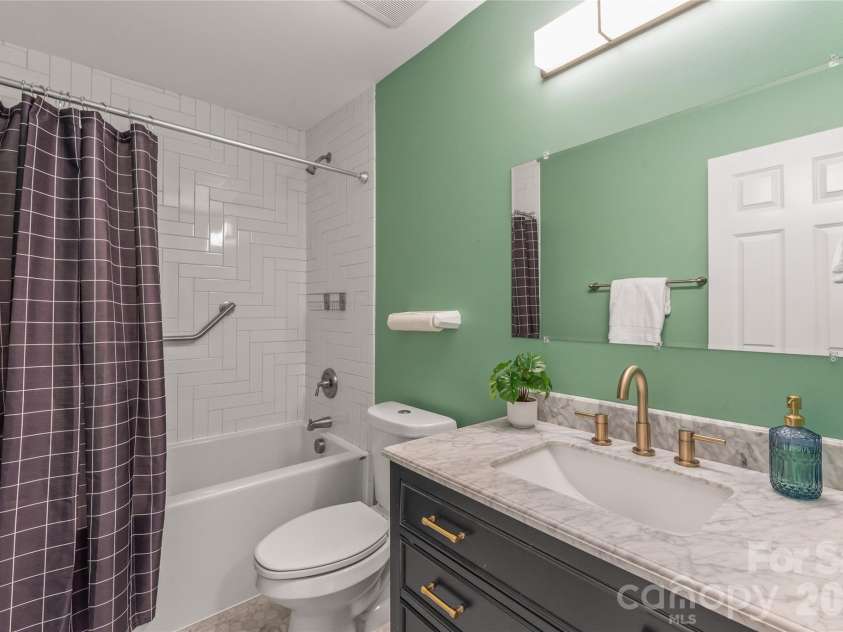 910 Beverly Drive, Rock Hill, SC 29730.  MLS# CAR4421788, YatesRealty ID 49769. An updated second full bathroom showcasing a classic tub/shower combo enhanced with custom tile extending all the way to the ceiling for a clean, modern look.