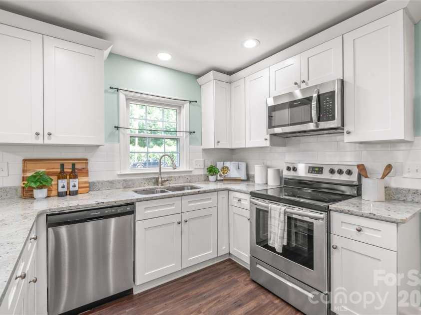 910 Beverly Drive, Rock Hill, SC 29730.  MLS# CAR4421788, YatesRealty ID 49769. Move in ready...featuring stainless steel appliances updated in 2019 and a space that’s ready to make your own.