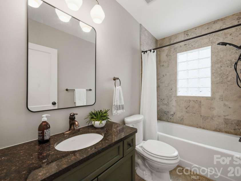 1815 DeArmon Drive, Charlotte, NC 28205.  MLS# CAR4421209, YatesRealty ID 49773. Full bath on Main