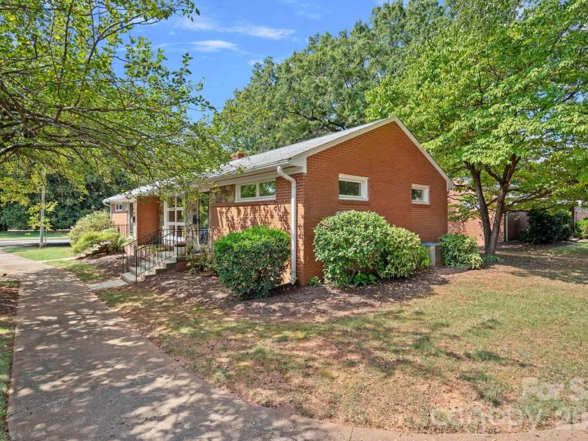 4703 Woodlark Lane, Charlotte, NC 28211.  MLS# CAR4421052, YatesRealty ID 49780. 