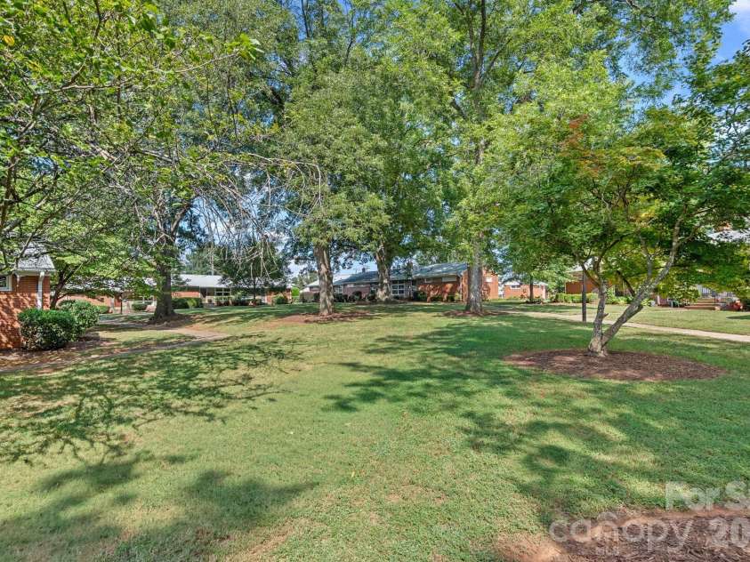 4703 Woodlark Lane, Charlotte, NC 28211.  MLS# CAR4421052, YatesRealty ID 49780. 