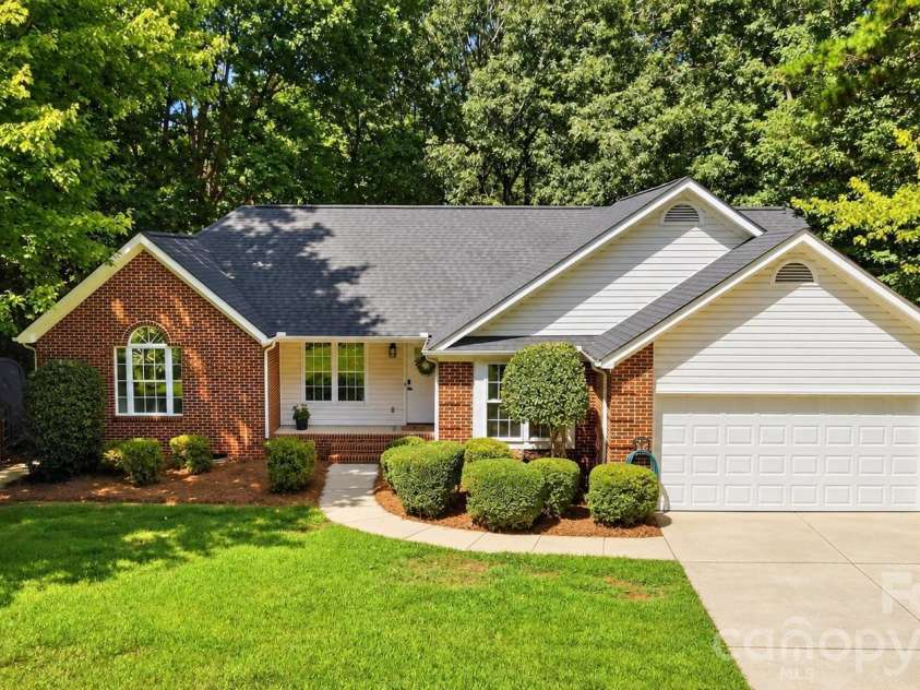 13800 Woody Point Road, Charlotte, NC 28278.  MLS# CAR4420701, YatesRealty ID 49785. 