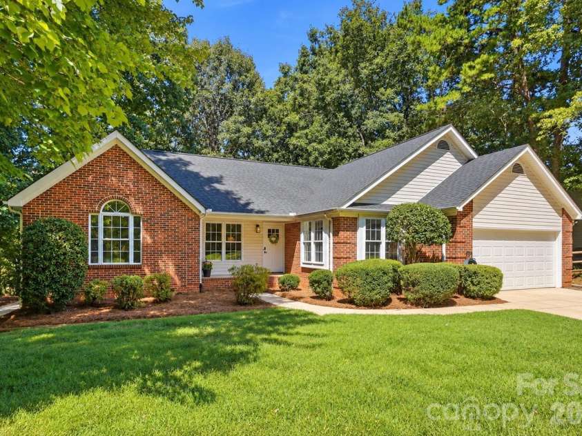 13800 Woody Point Road, Charlotte, NC 28278.  MLS# CAR4420701, YatesRealty ID 49785. 