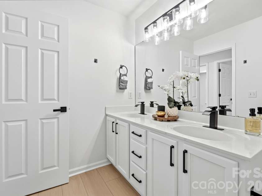 13800 Woody Point Road, Charlotte, NC 28278.  MLS# CAR4420701, YatesRealty ID 49785. 
