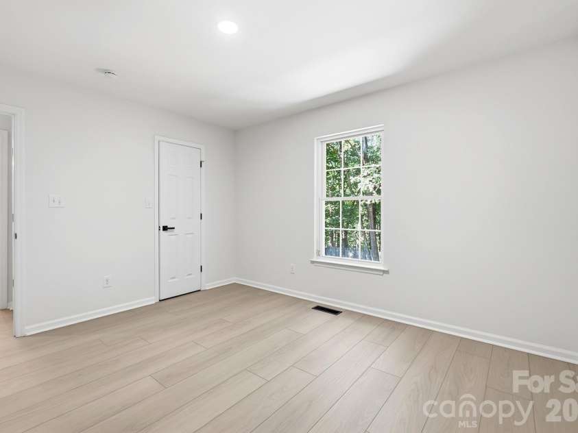 13800 Woody Point Road, Charlotte, NC 28278.  MLS# CAR4420701, YatesRealty ID 49785. 