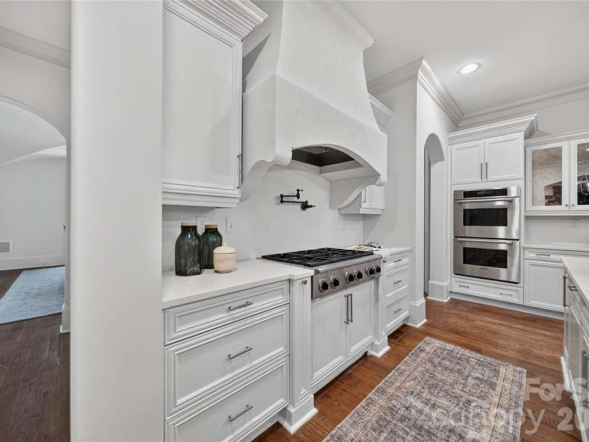 229 Wrenwood Lane, Charlotte, NC 28211.  MLS# CAR4420649, YatesRealty ID 49792. Kitchen