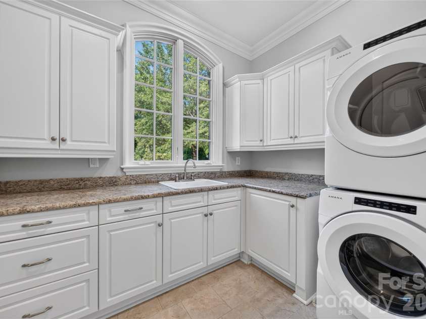 229 Wrenwood Lane, Charlotte, NC 28211.  MLS# CAR4420649, YatesRealty ID 49792. Laundry Room