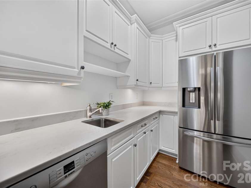 229 Wrenwood Lane, Charlotte, NC 28211.  MLS# CAR4420649, YatesRealty ID 49792. Scullery