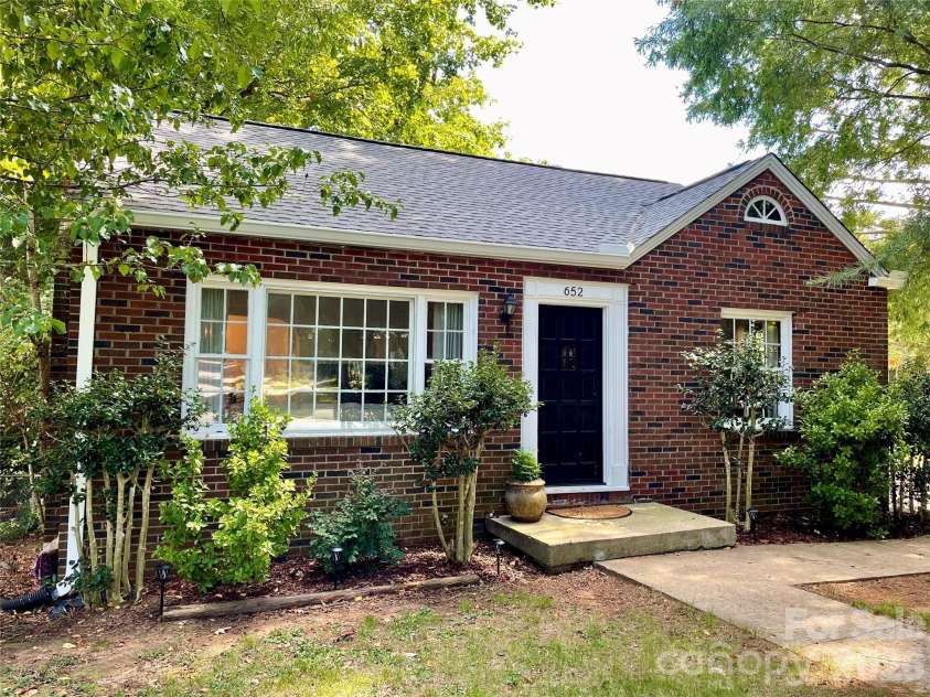 652 Davie Avenue, Statesville, NC 28677.  MLS# CAR4420445, YatesRealty ID 49794. 