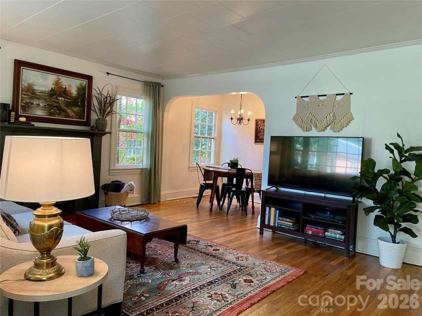652 Davie Avenue, Statesville, NC 28677.  MLS# CAR4420445, YatesRealty ID 49794. 