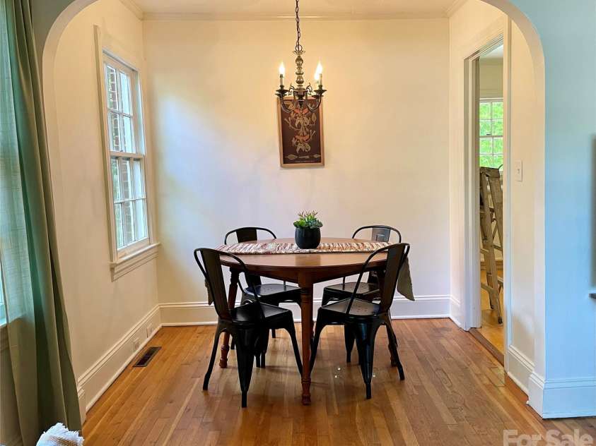 652 Davie Avenue, Statesville, NC 28677.  MLS# CAR4420445, YatesRealty ID 49794. 