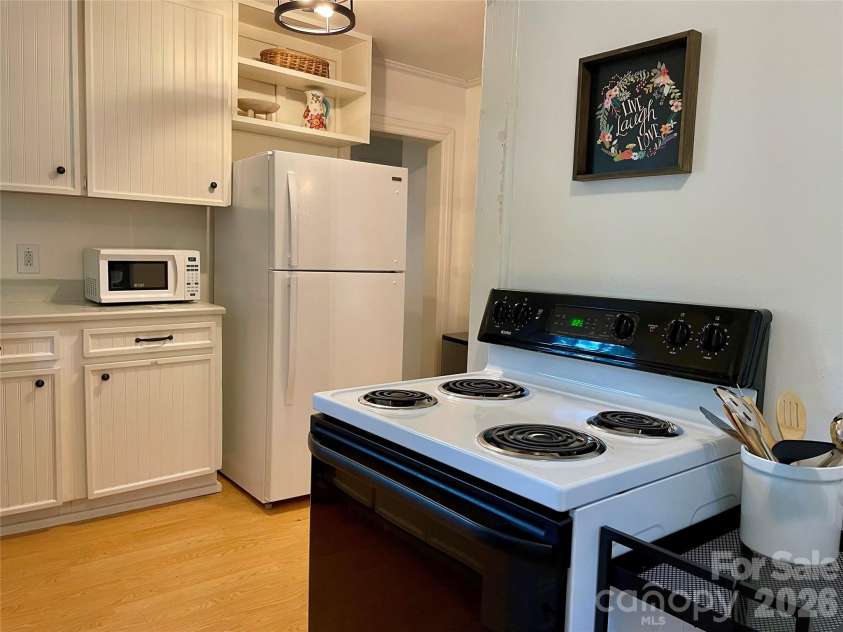 652 Davie Avenue, Statesville, NC 28677.  MLS# CAR4420445, YatesRealty ID 49794. 