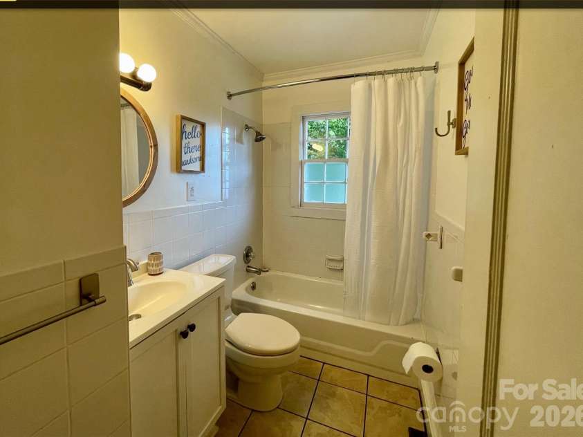 652 Davie Avenue, Statesville, NC 28677.  MLS# CAR4420445, YatesRealty ID 49794. 