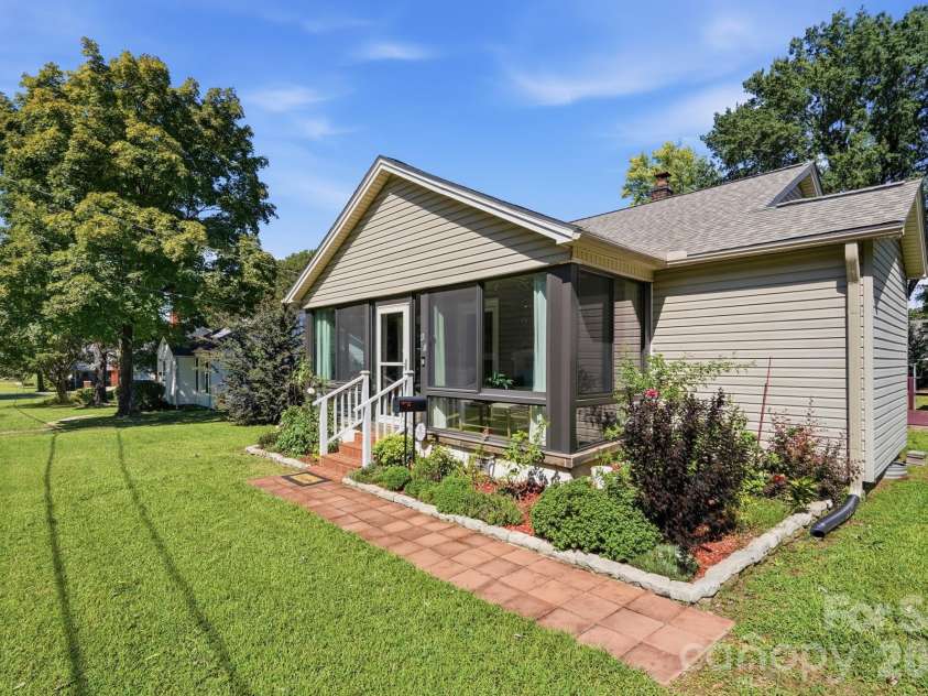 605 Peach Street, Kannapolis, NC 28083.  MLS# CAR4419571, YatesRealty ID 49801. 