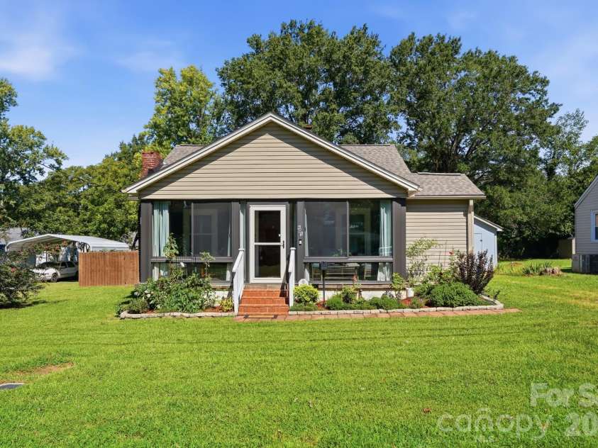 605 Peach Street, Kannapolis, NC 28083.  MLS# CAR4419571, YatesRealty ID 49801. 