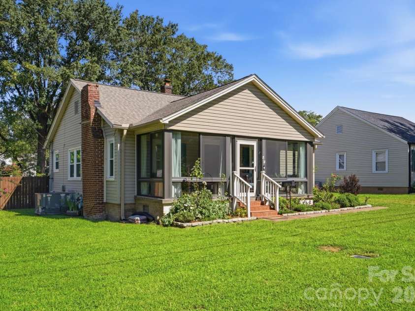 605 Peach Street, Kannapolis, NC 28083.  MLS# CAR4419571, YatesRealty ID 49801. 