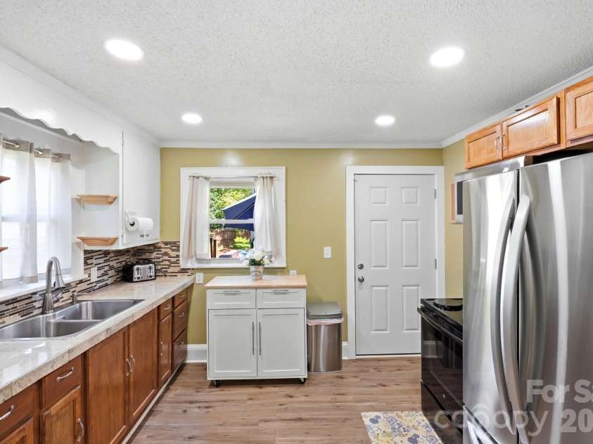 605 Peach Street, Kannapolis, NC 28083.  MLS# CAR4419571, YatesRealty ID 49801. 