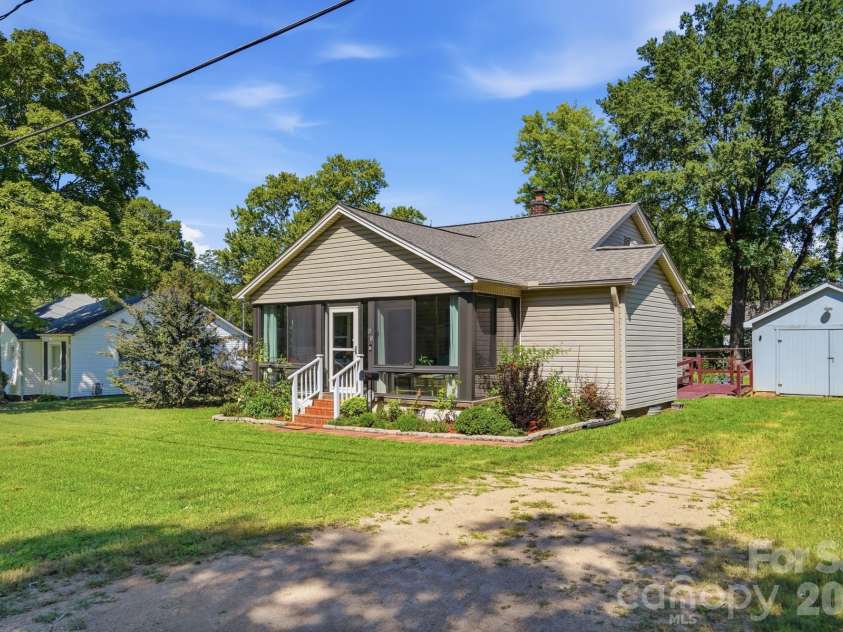 605 Peach Street, Kannapolis, NC 28083.  MLS# CAR4419571, YatesRealty ID 49801. 