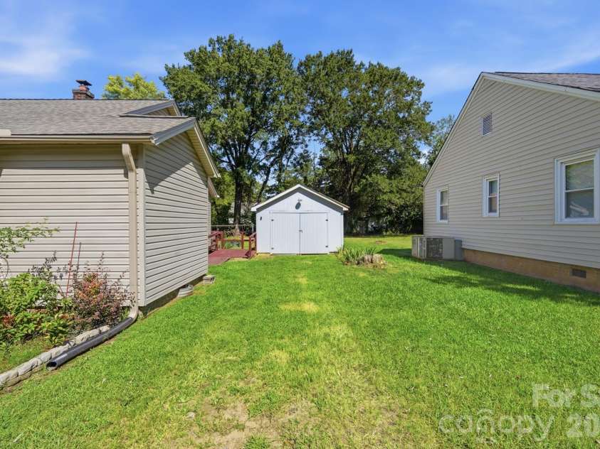 605 Peach Street, Kannapolis, NC 28083.  MLS# CAR4419571, YatesRealty ID 49801. 
