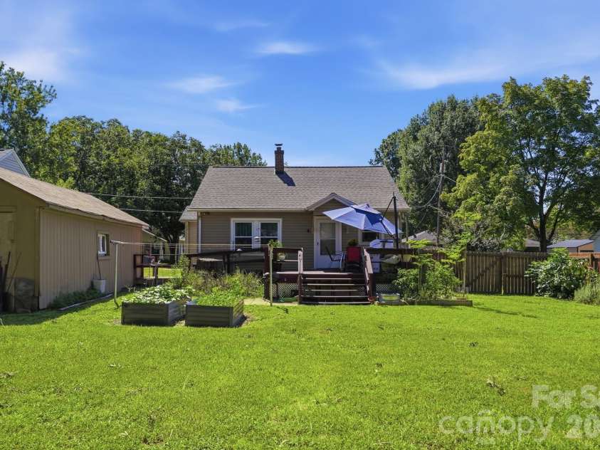 605 Peach Street, Kannapolis, NC 28083.  MLS# CAR4419571, YatesRealty ID 49801. 