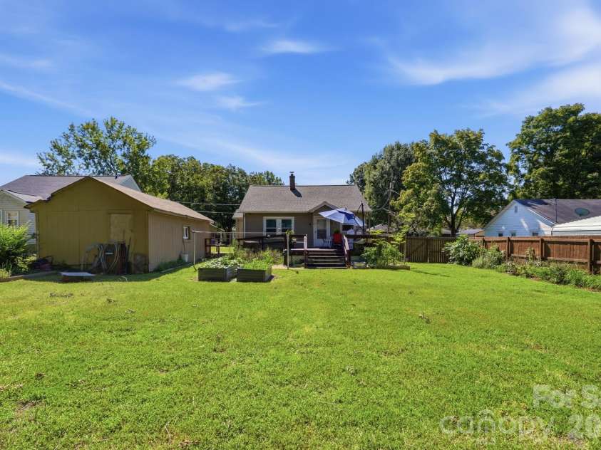 605 Peach Street, Kannapolis, NC 28083.  MLS# CAR4419571, YatesRealty ID 49801. 